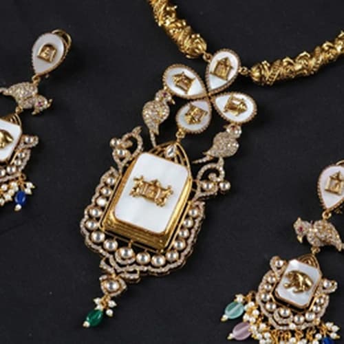 Antique Style Gold-Plated Mother-of-Pearl Jewelry Set for High-End Bridal Retailers